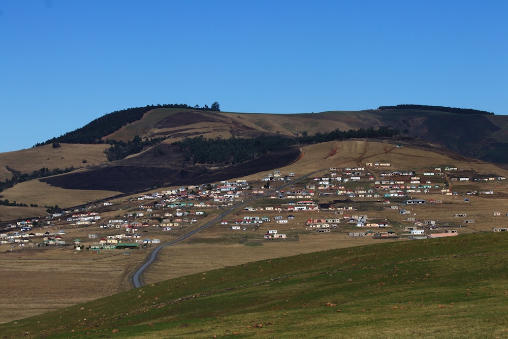 una colina que tiene un montón de casas en ella