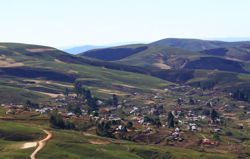 Una vista de un pequeño pueblo en las montañas