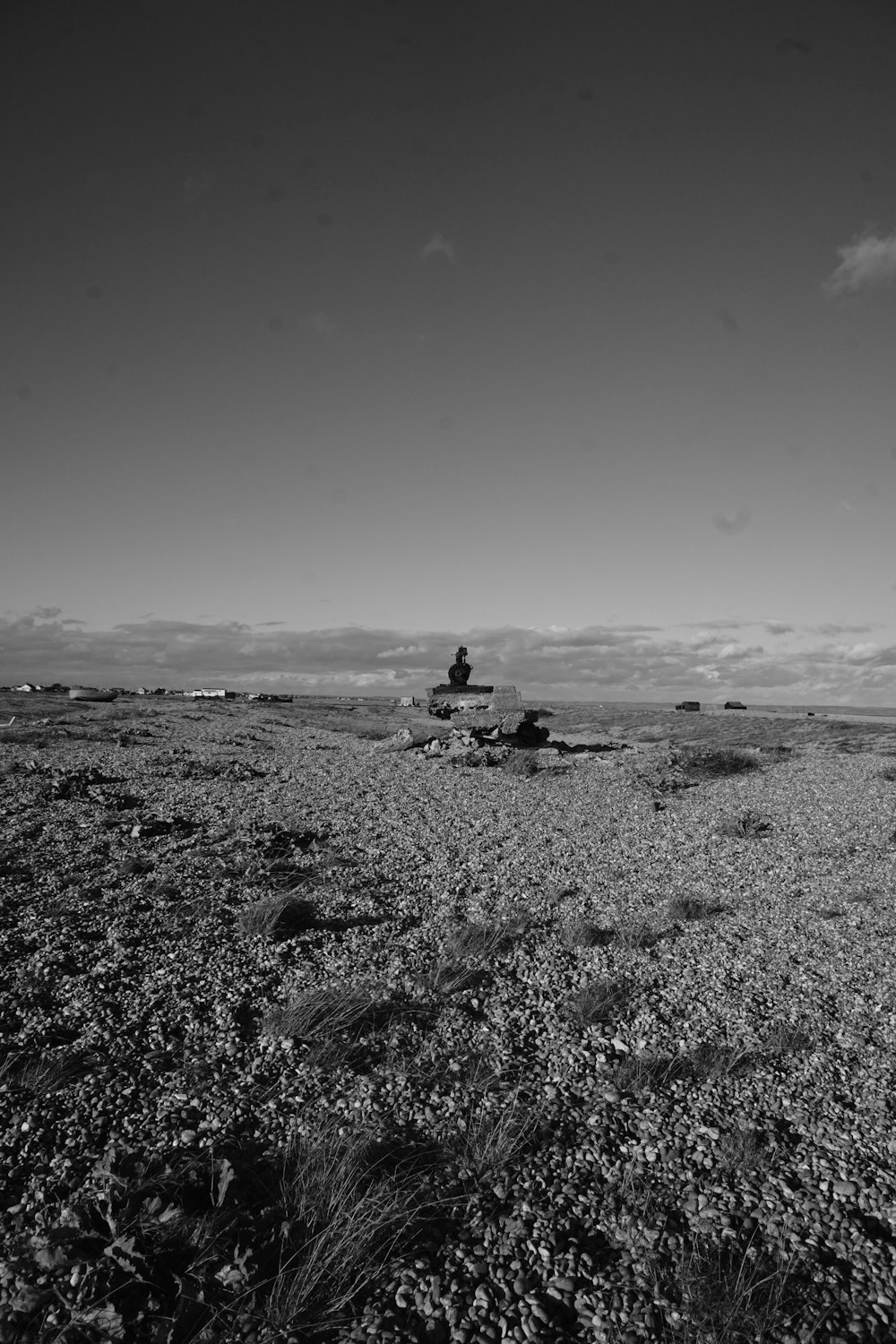 una foto en blanco y negro de una persona sentada en un banco