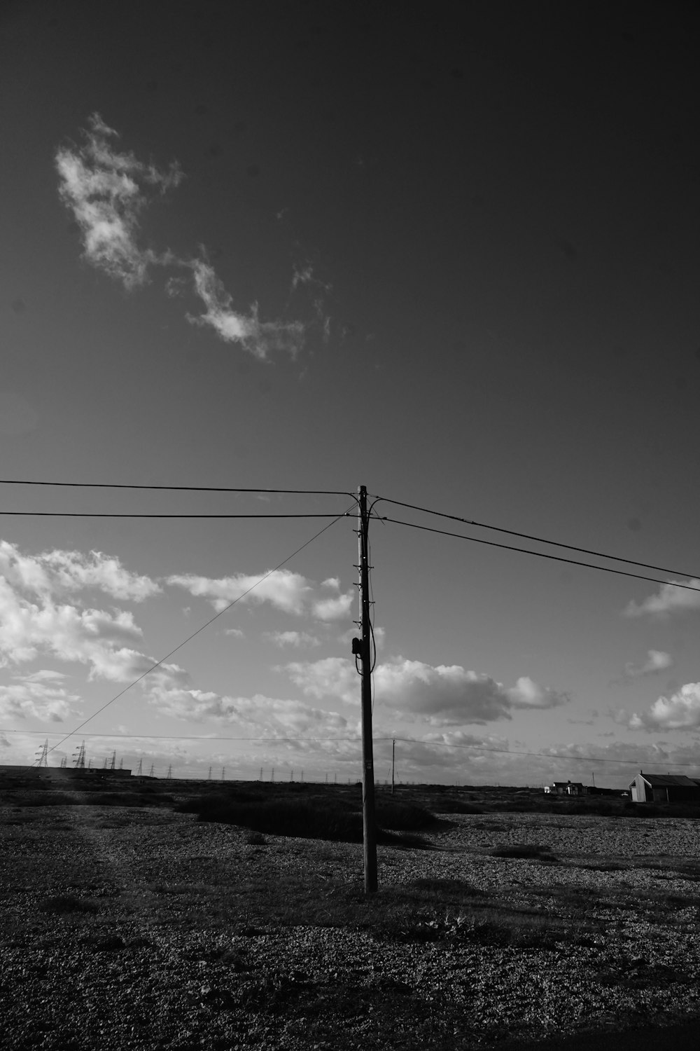 Una foto en blanco y negro de un poste telefónico