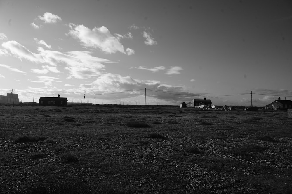 Una foto en blanco y negro de un campo vacío