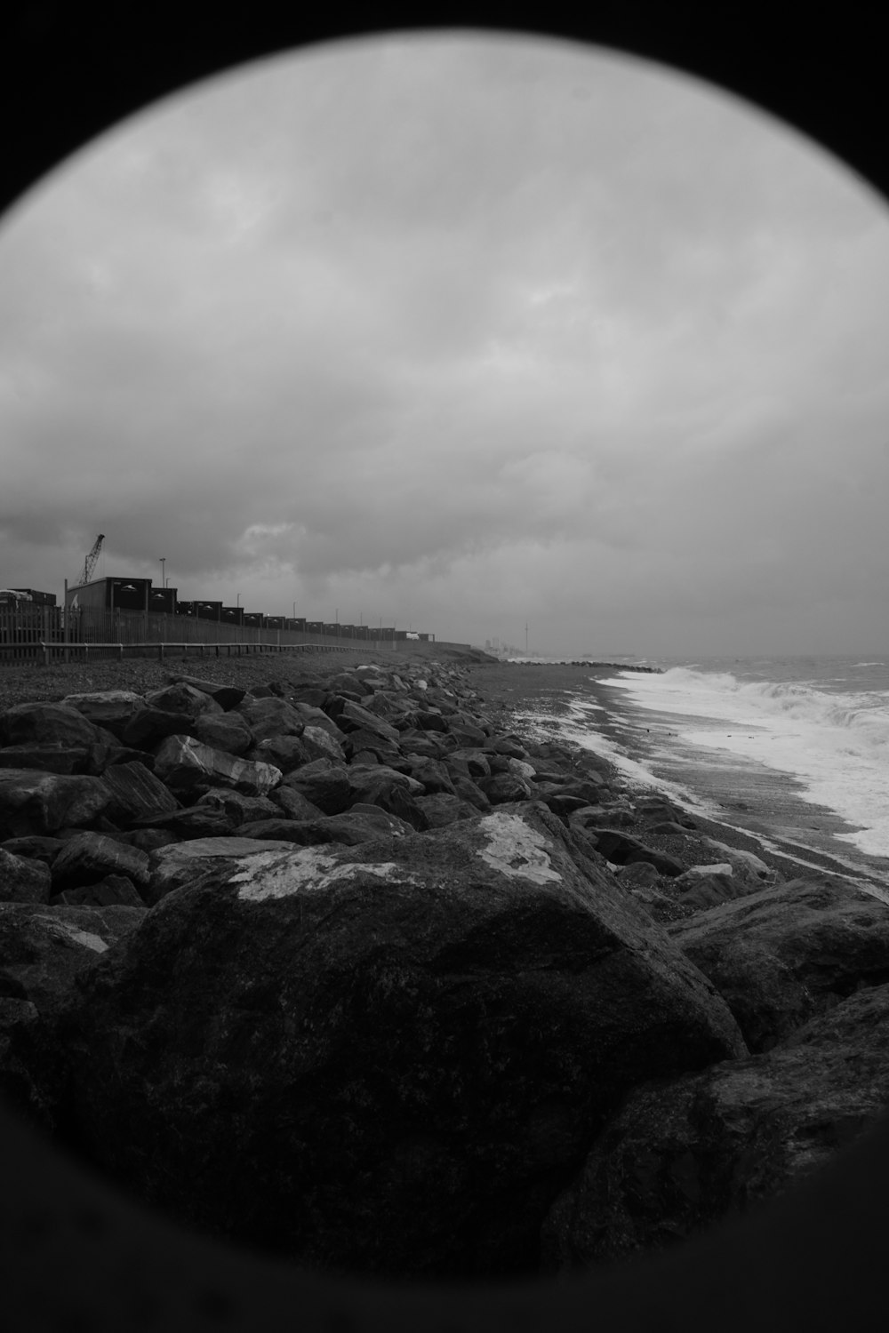 Une photo en noir et blanc d’une plage rocheuse