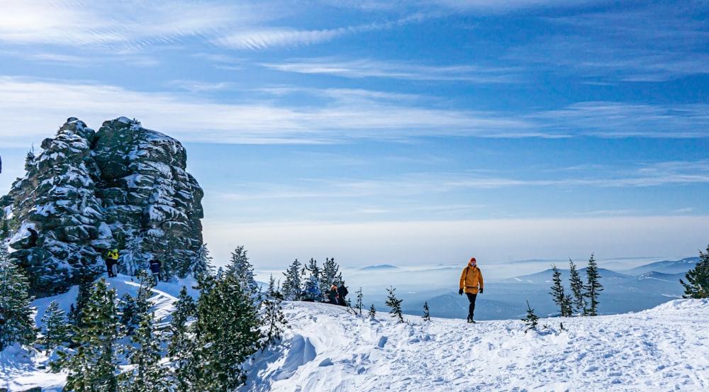 雪に覆われた斜面の上に立つ男性