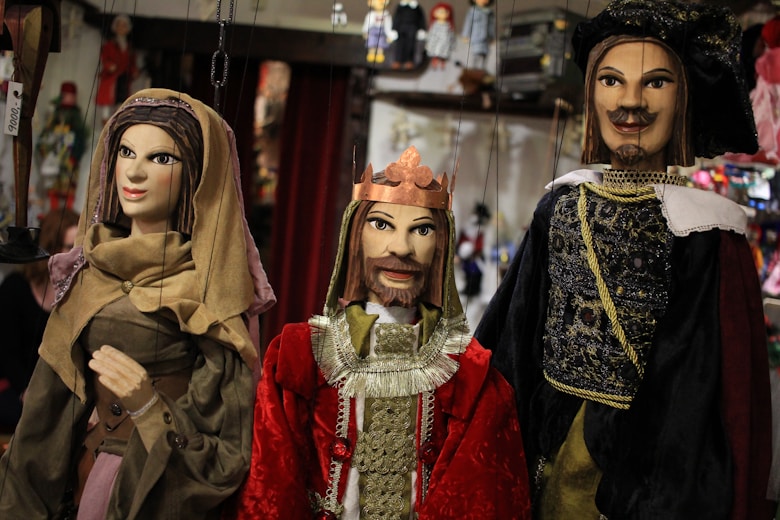 puppeteering, colonial, politics, Raj, British, locals, 