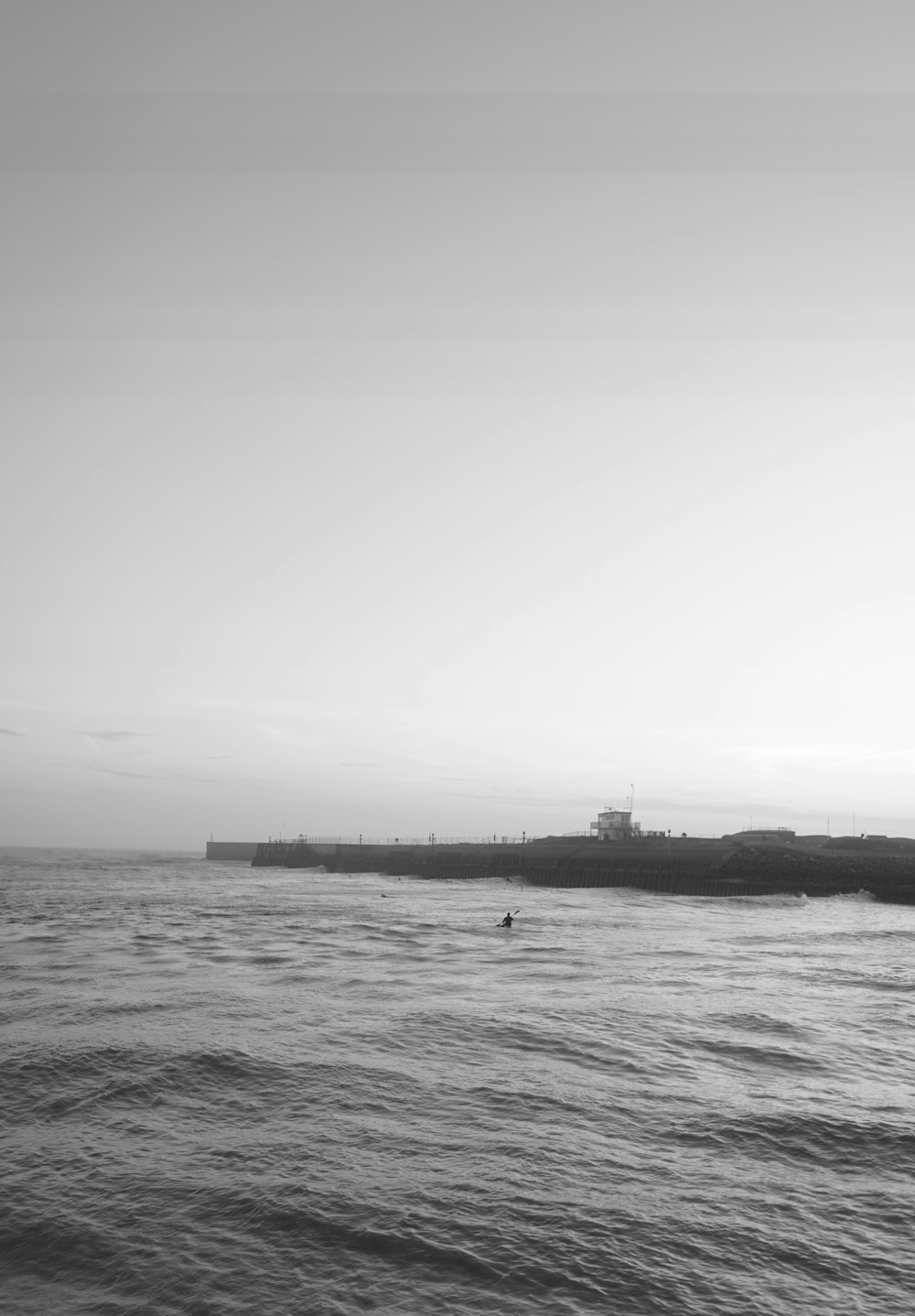 Une photo en noir et blanc de l’océan