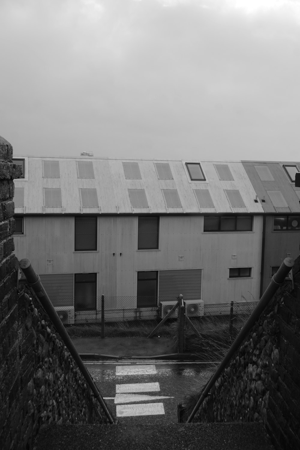 a black and white photo of a building