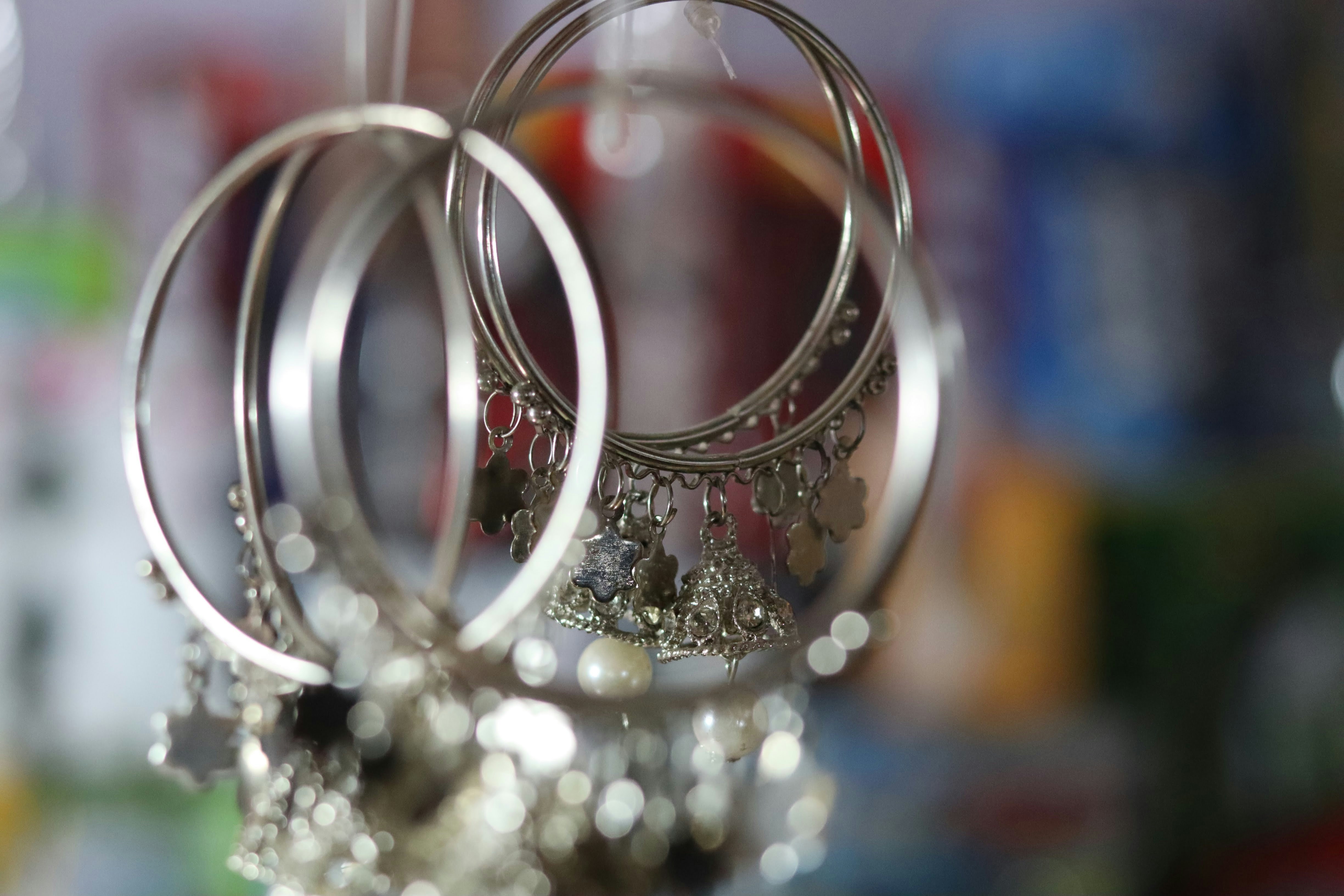 Nahaufnahme eines Bündels von Ringen, die an einem Haken hängen