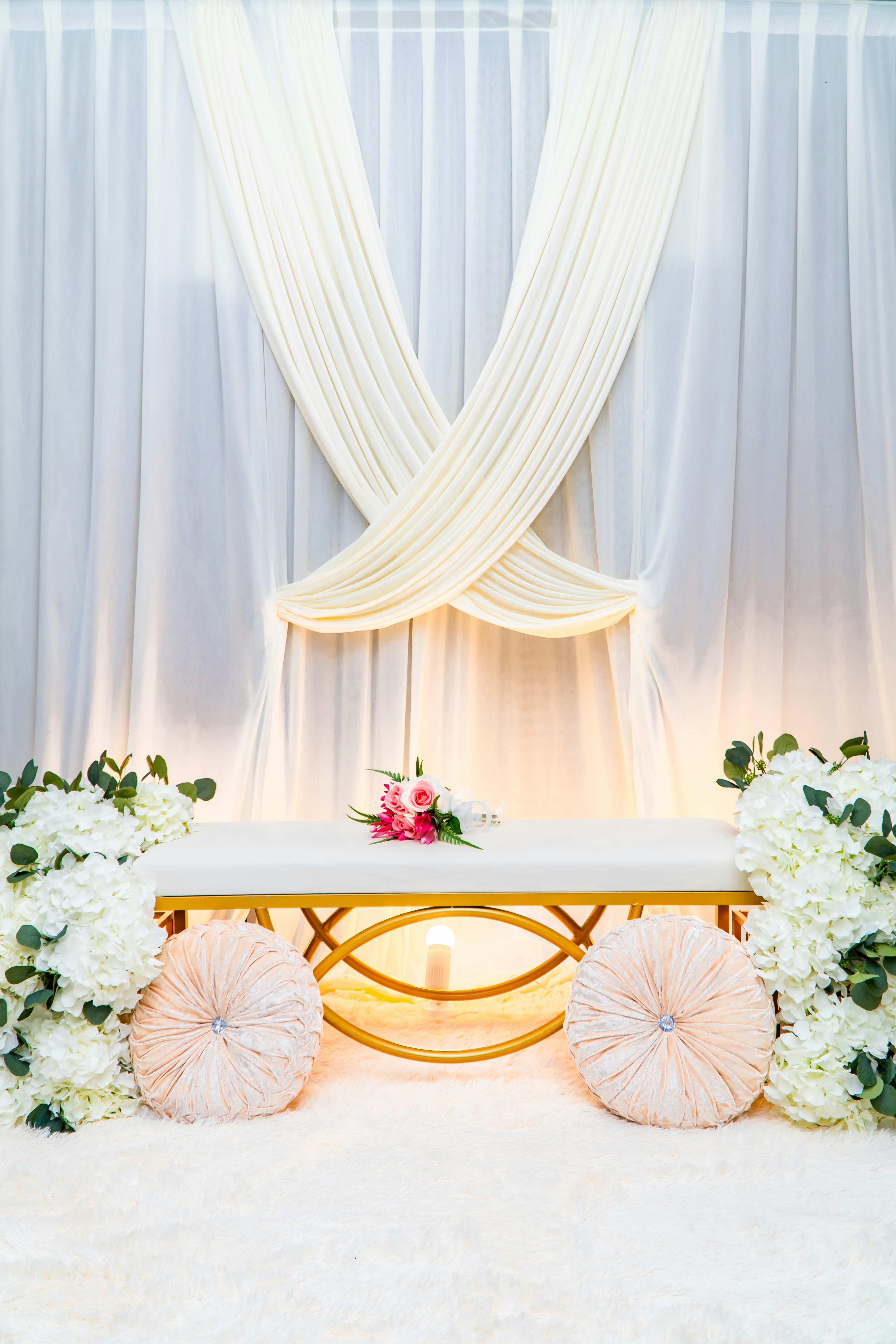 wedding reception table layout, ilustrasi artikel Effortless Wedding Seating Chart: Banishing Drama for Your Big Day 8