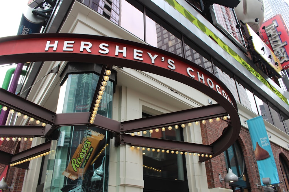 Ein Gebäude mit einem Schild mit der Aufschrift Hershey's Choco Bar