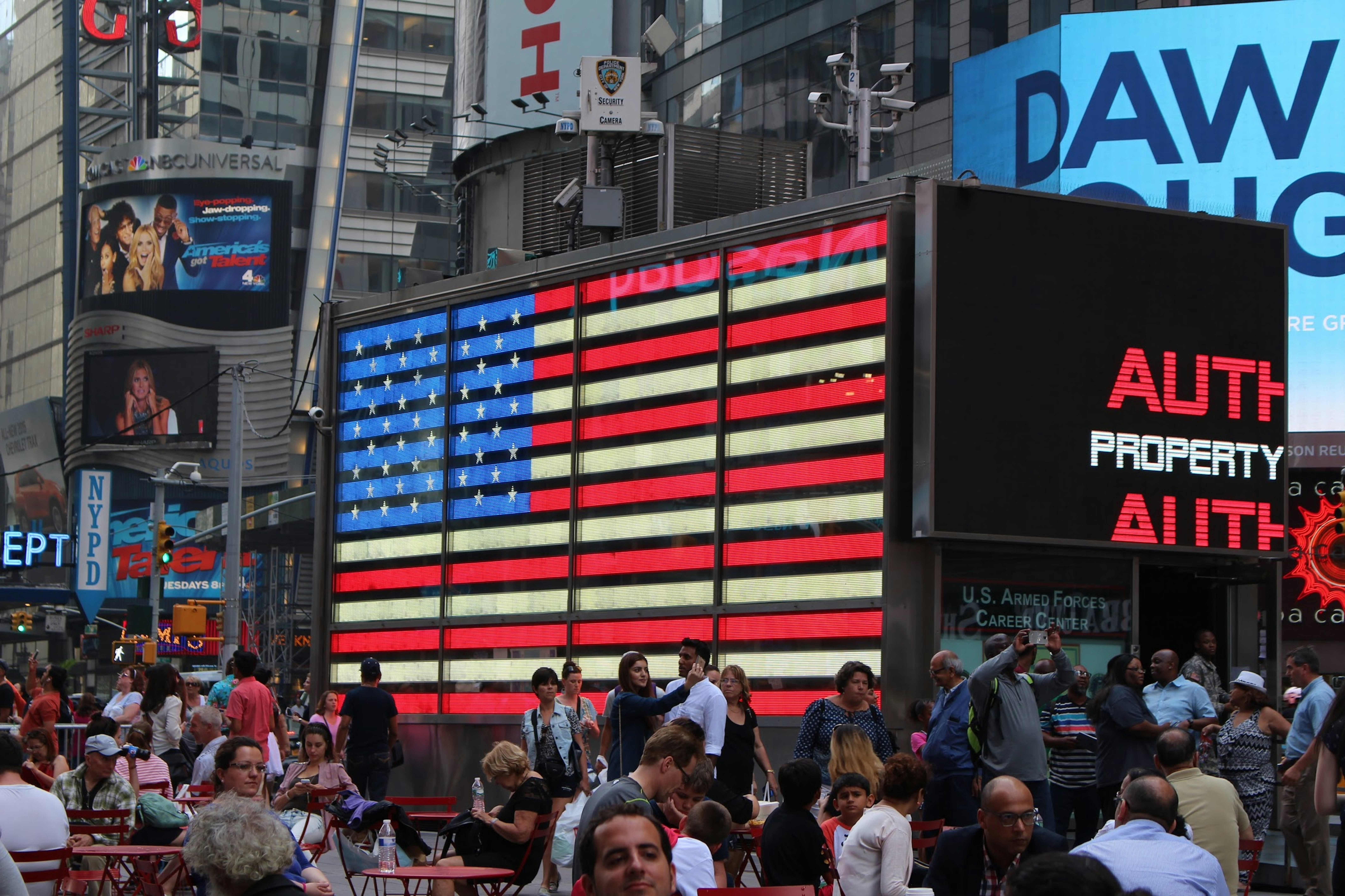 eine Menschenmenge, die um ein Gebäude herum steht