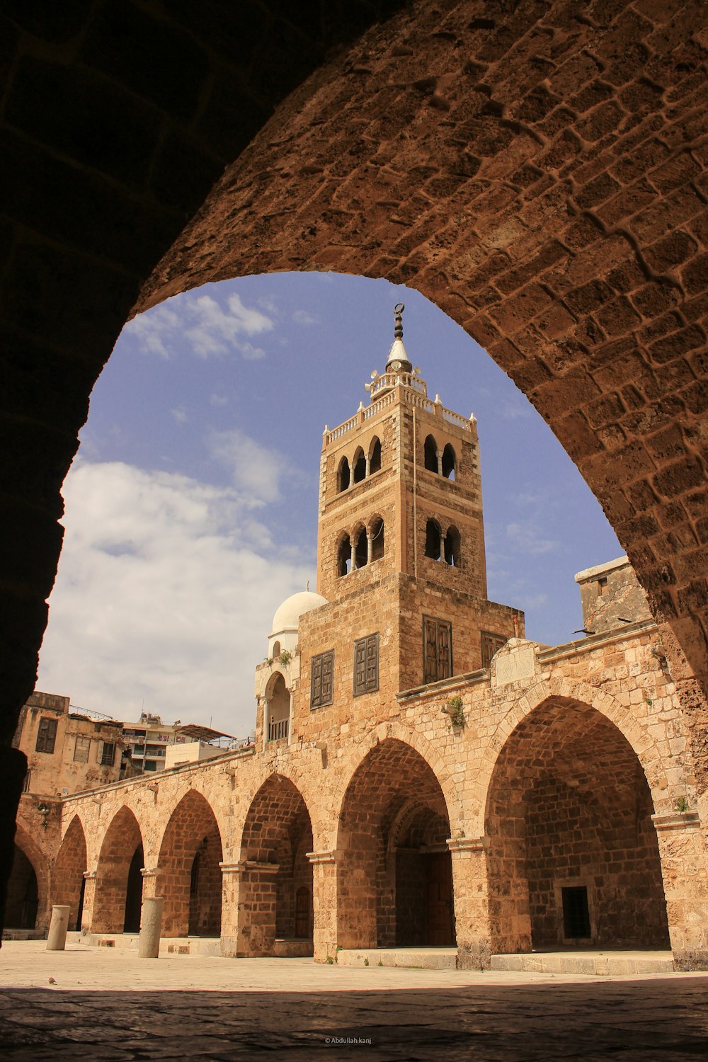 un grande edificio in mattoni con una torre dell'orologio