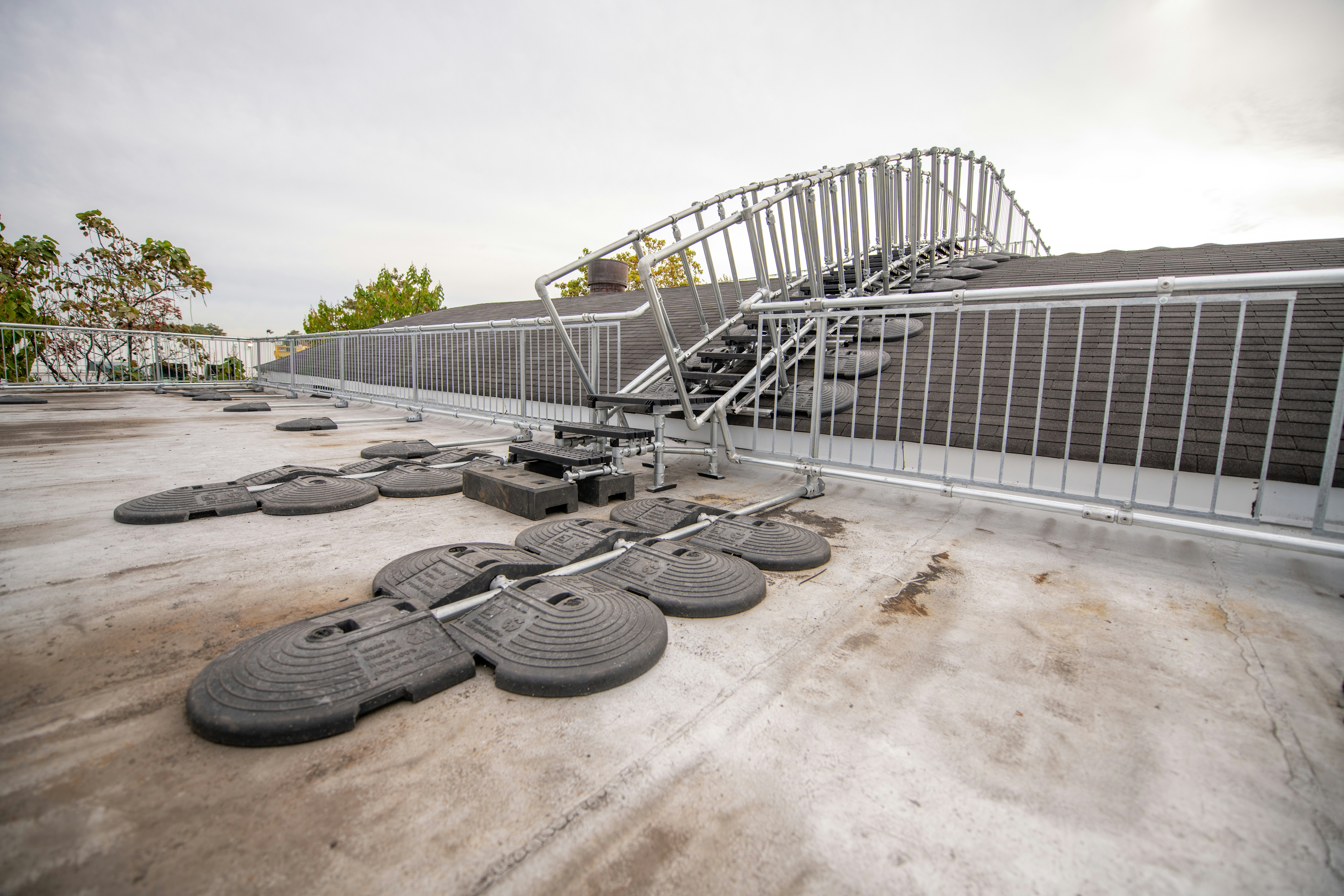 um conjunto de escadas no telhado de um edifício