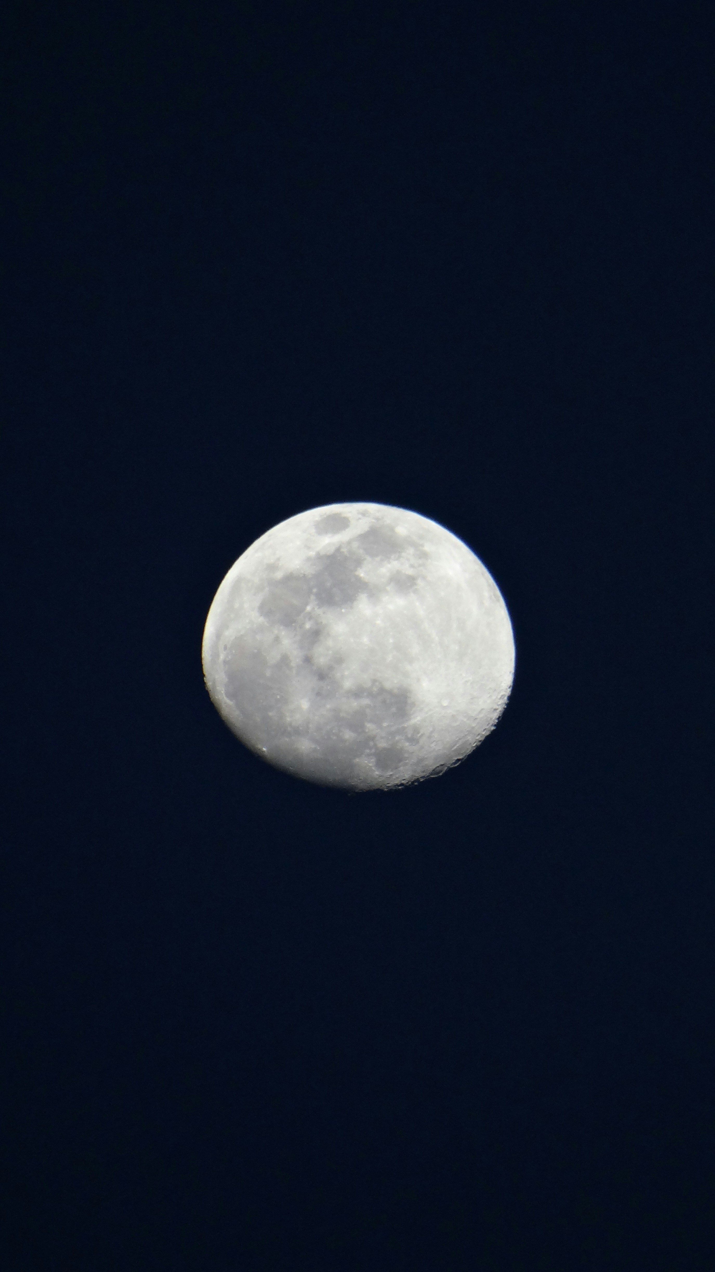 Luna llena brillante en cielo nocturno profundo azul oscuro con estrellas sutiles alrededor