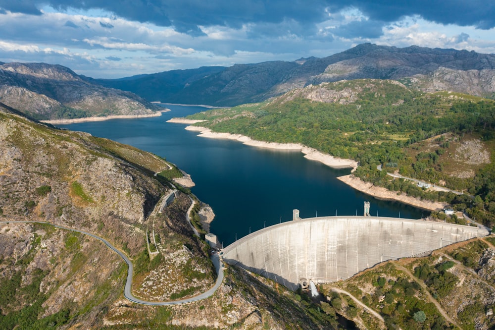 uma grande massa de água cercada por montanhas