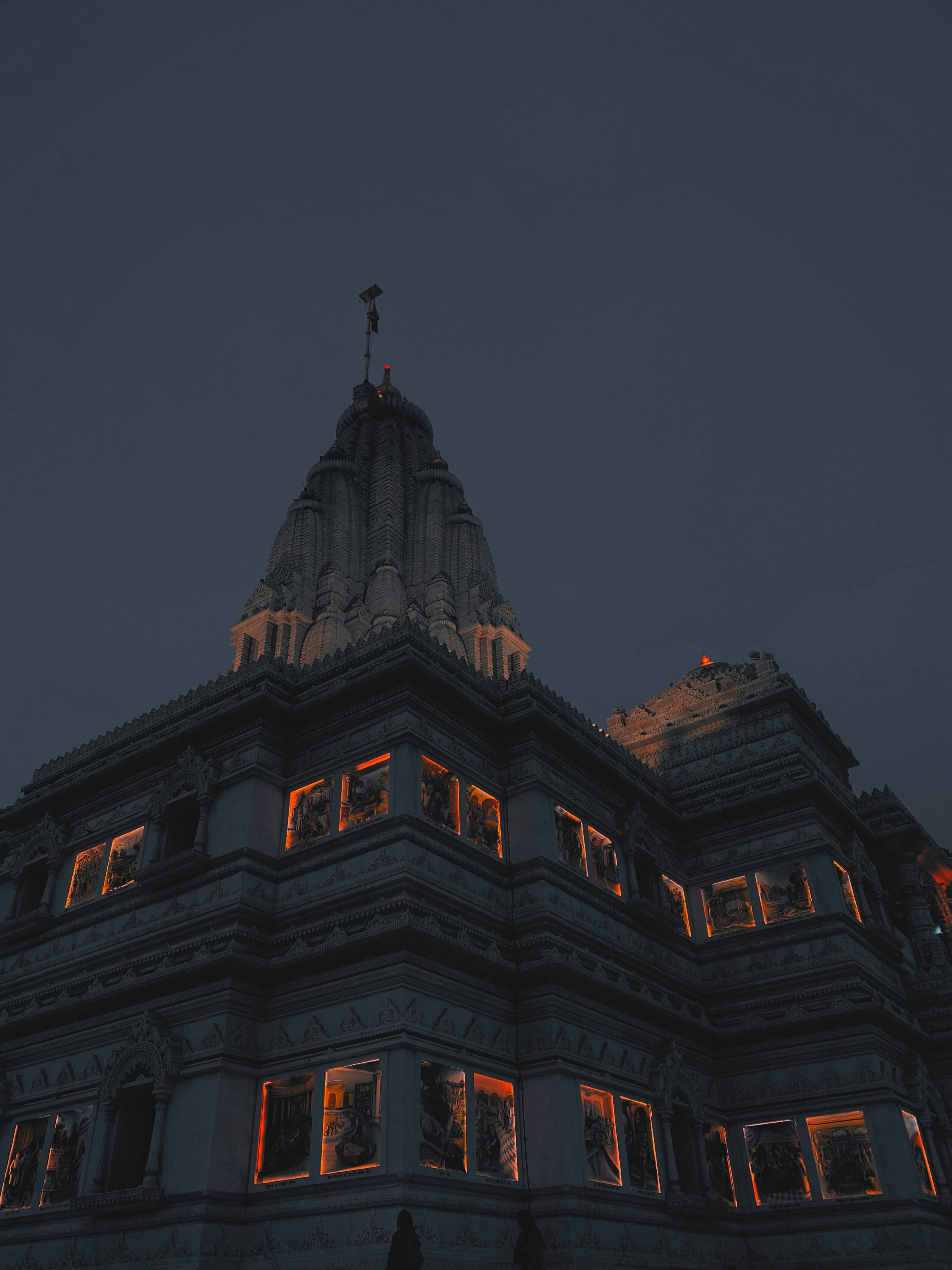 un edificio alto con un orologio in cima