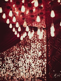 a bunch of light bulbs hanging from a ceiling