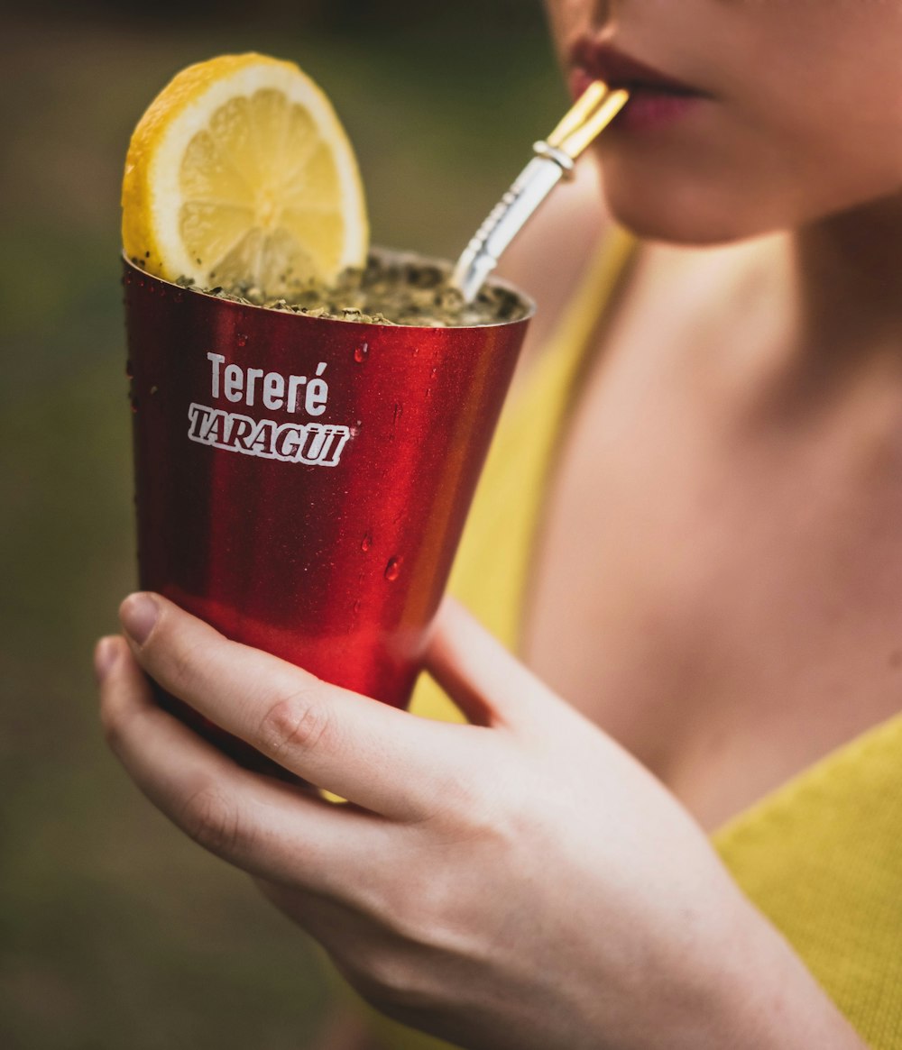 Bebida que combina yerba mate Taragüi, hielo y agua