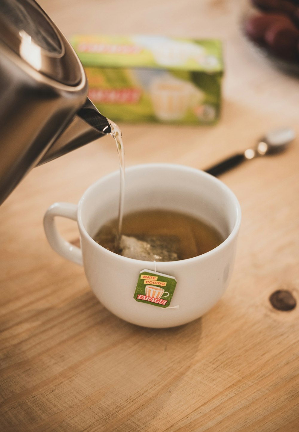 Preparando un maté cocido gracias a la yerba mate en saquitos de Taragui