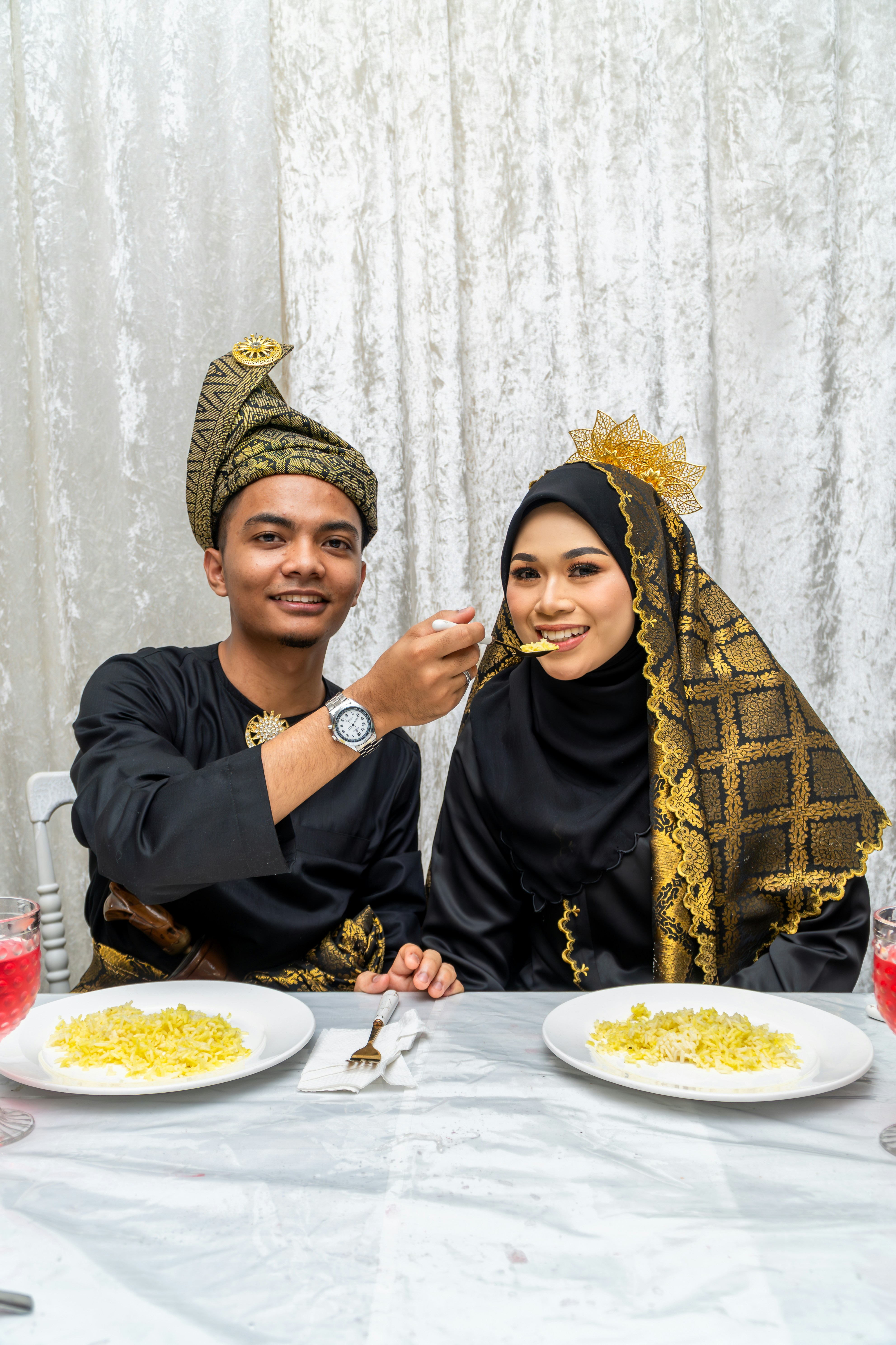 seorang pria dan wanita duduk di meja makan makanan