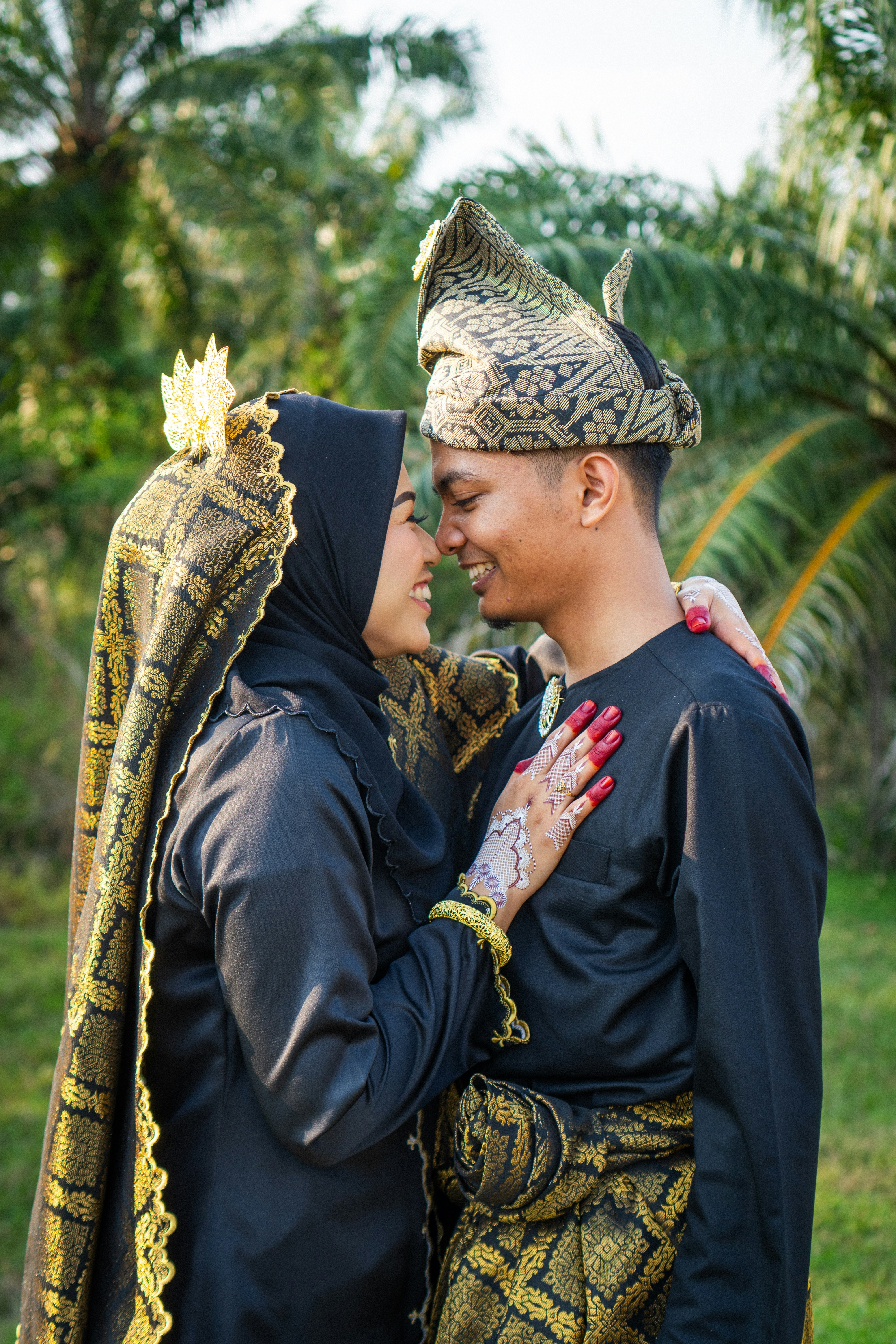 Beberapa orang yang berdiri bersebelahan satu sama lain