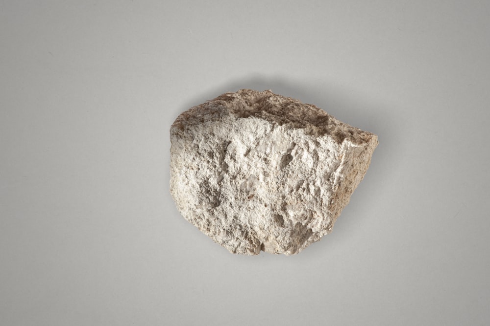 Se muestra una roca sobre un fondo gris