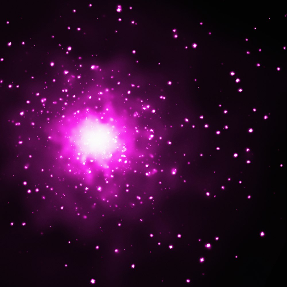 ein heller violetter Stern, umgeben von kleinen Sternen