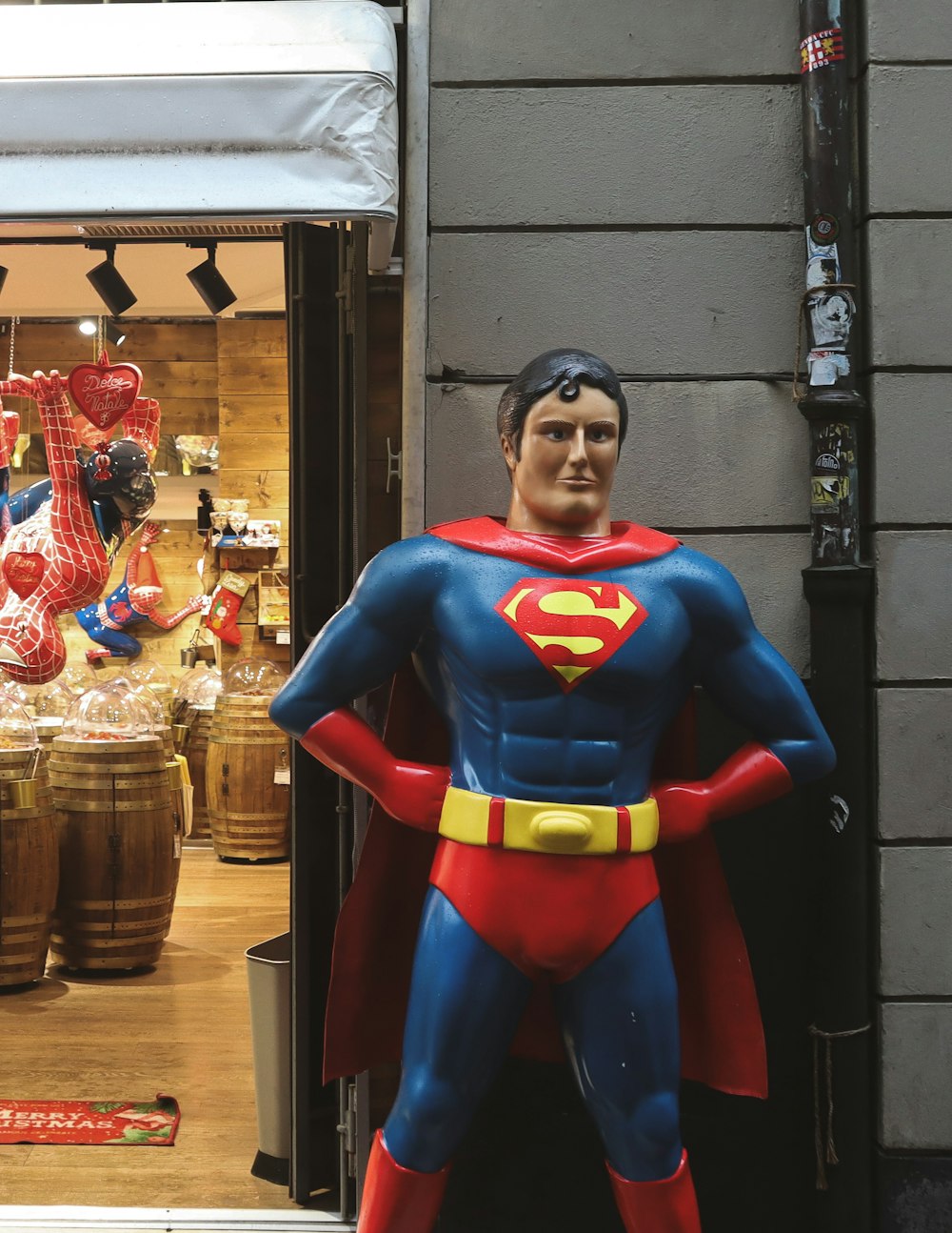店の前にスーパーマンの像が立っています