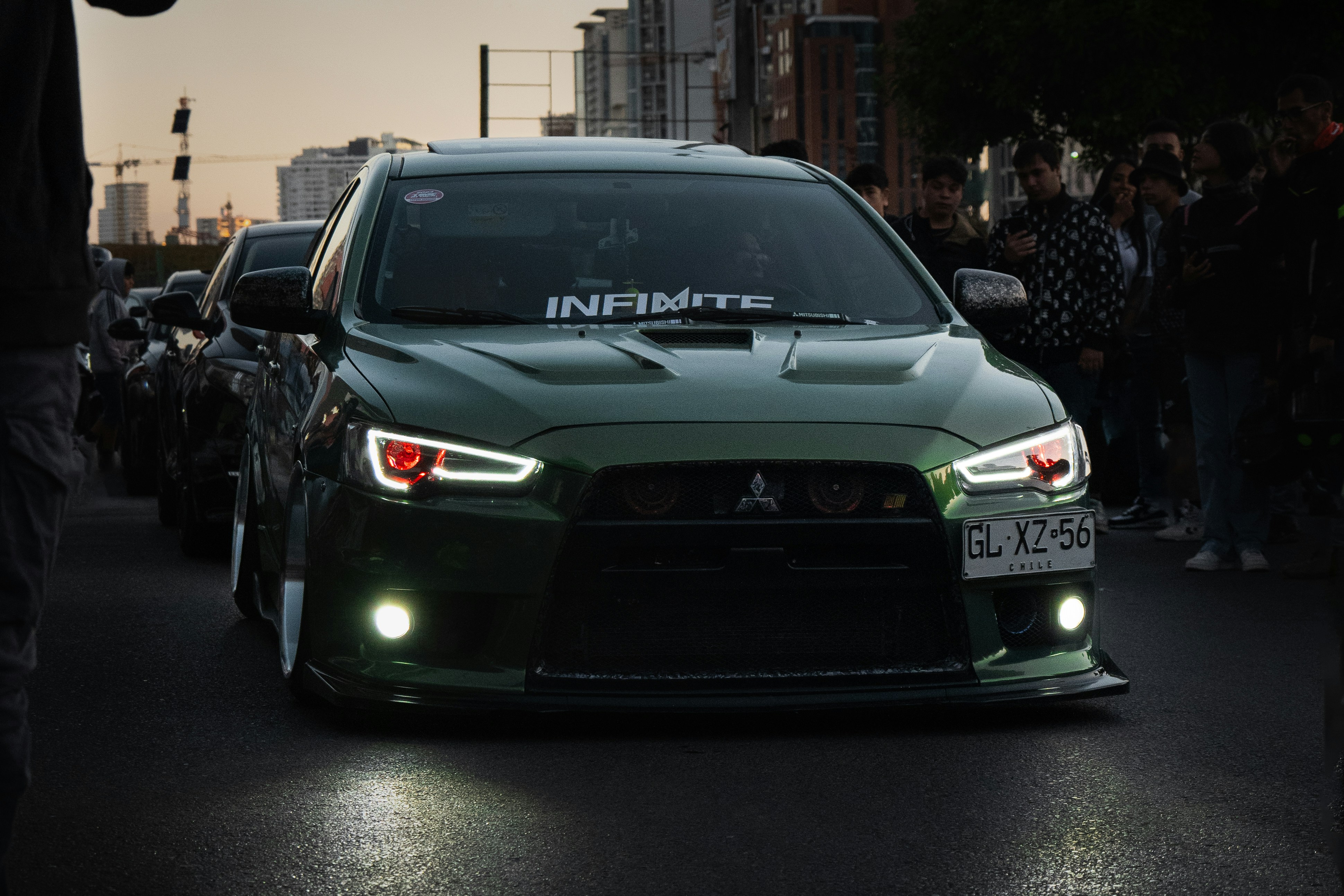 ein Auto, das auf der Straße steht