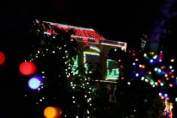 A house covered in christmas lights at night — Aruba, Aruba