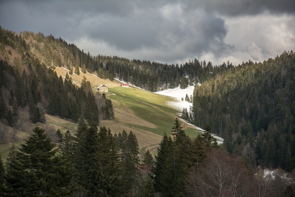 Une montagne enneigée avec une maison au loin