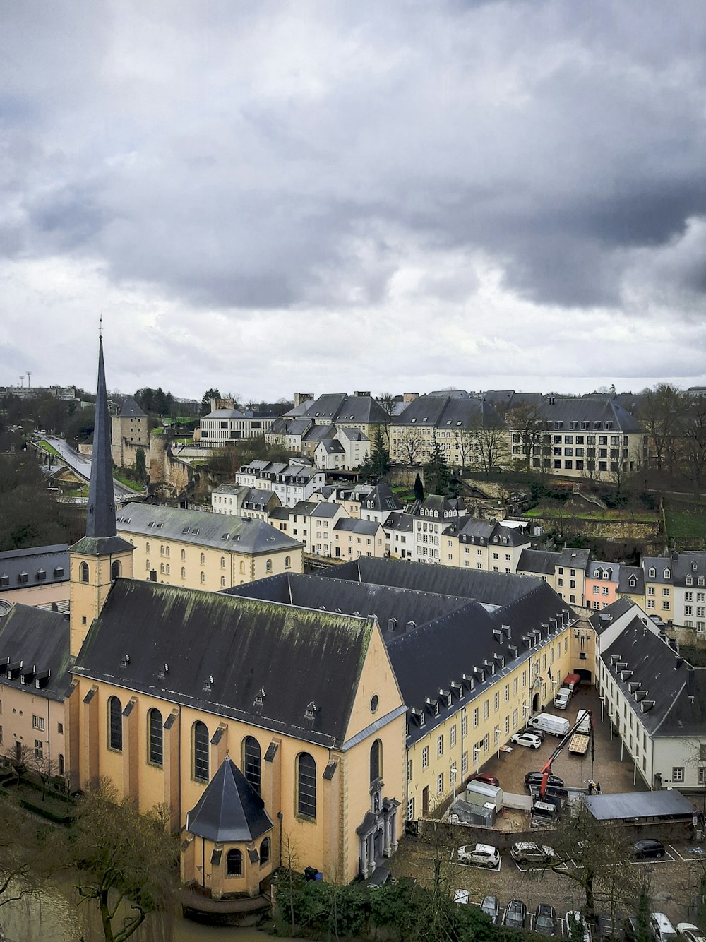 Vue aérienne d’une église dans une ville