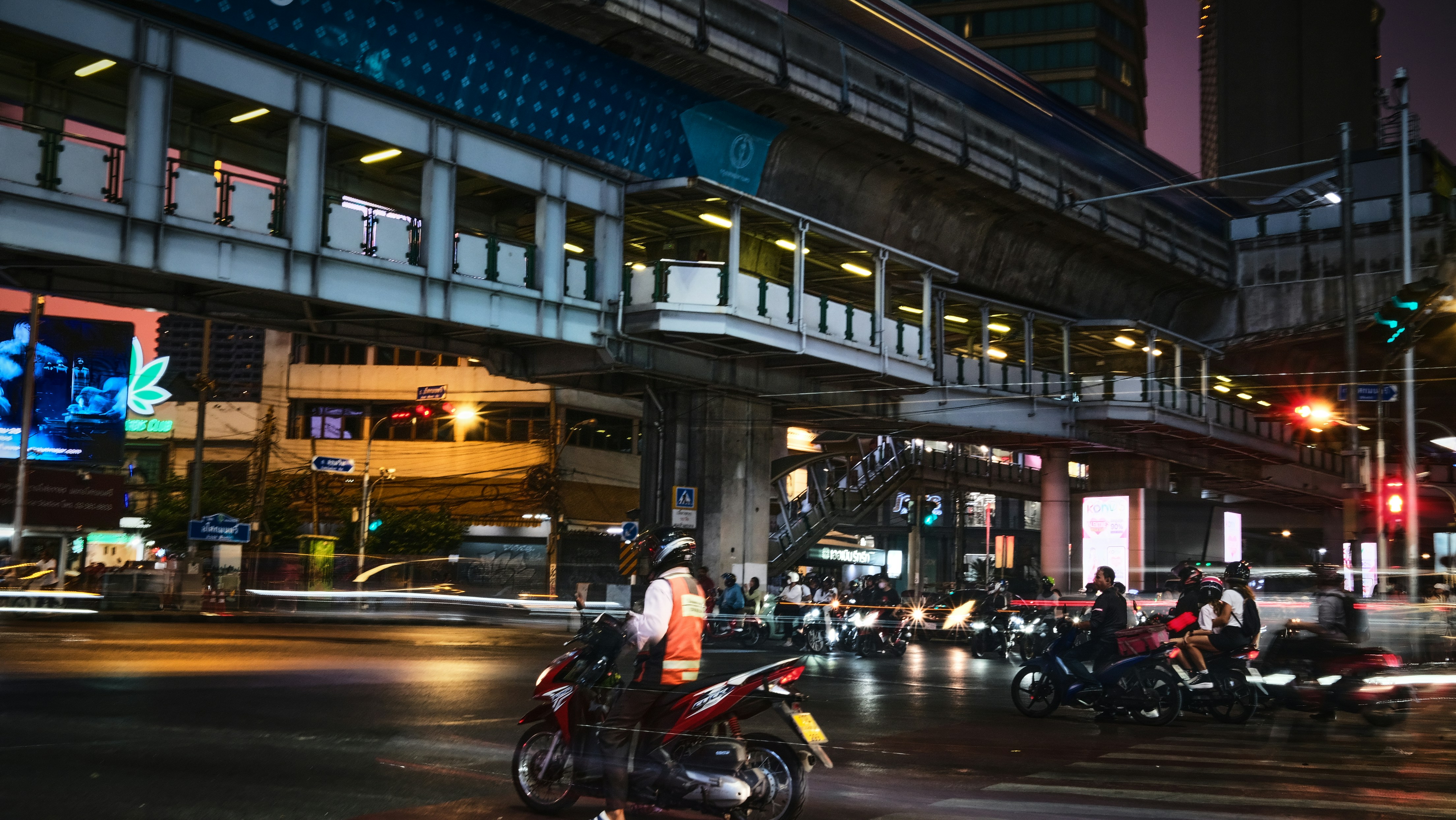a city street filled with lots of traffic at night