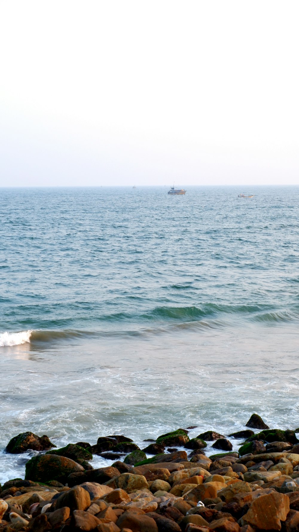 un homme chevauchant une planche de surf sur une vague