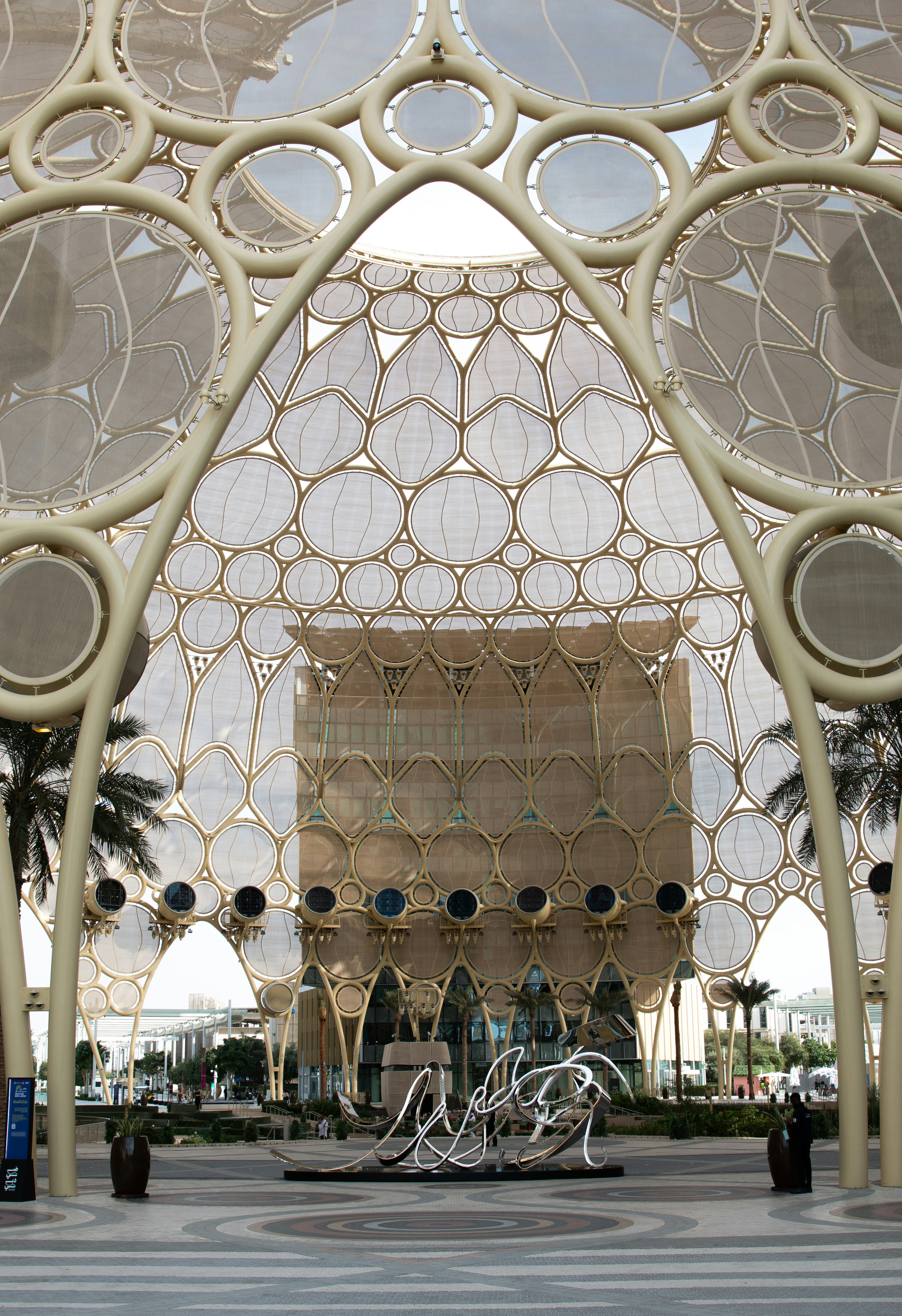 Ein Gebäude, auf dem viele Kreise stehen