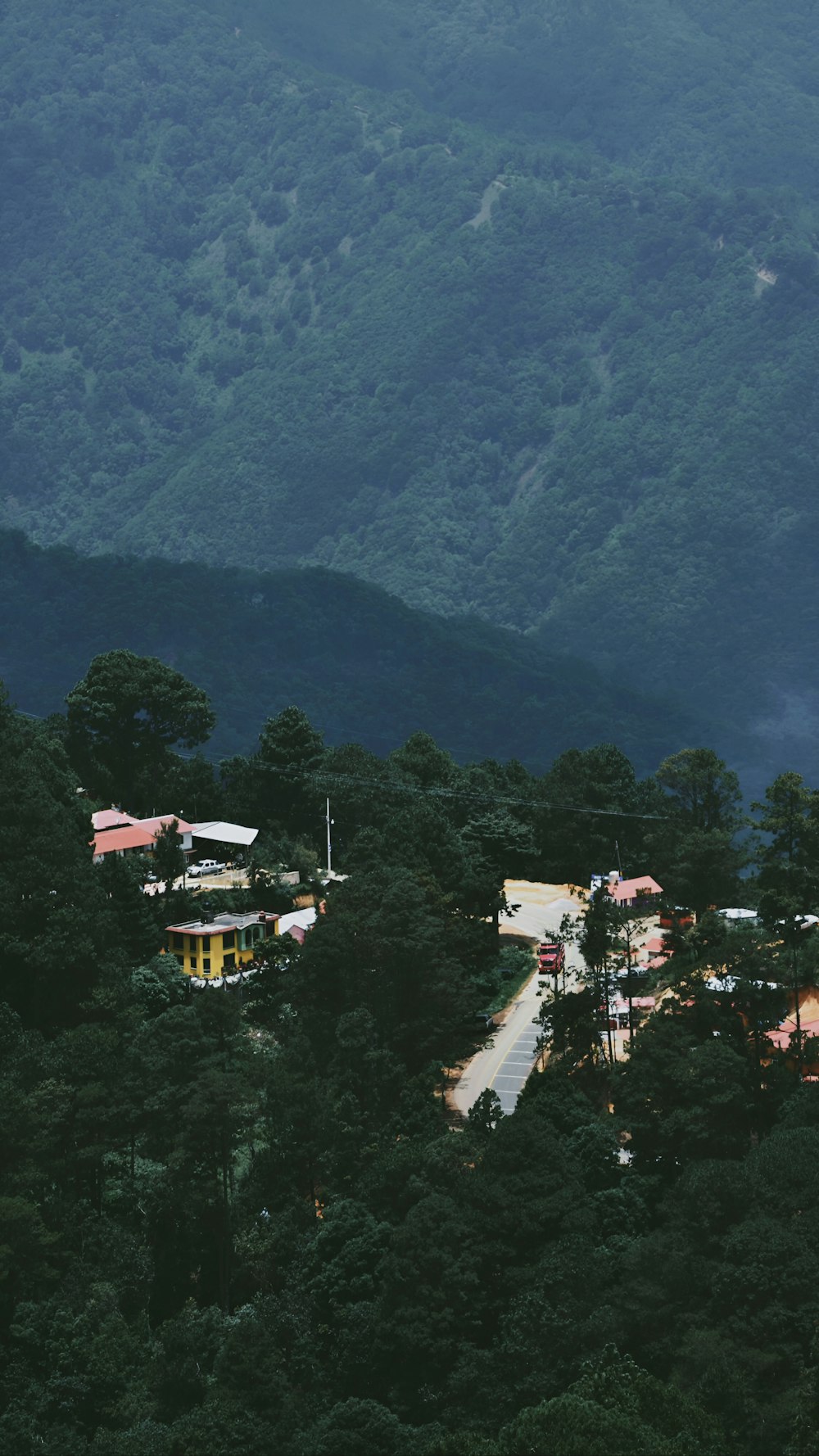 Una vista panoramica di un villaggio tra le montagne