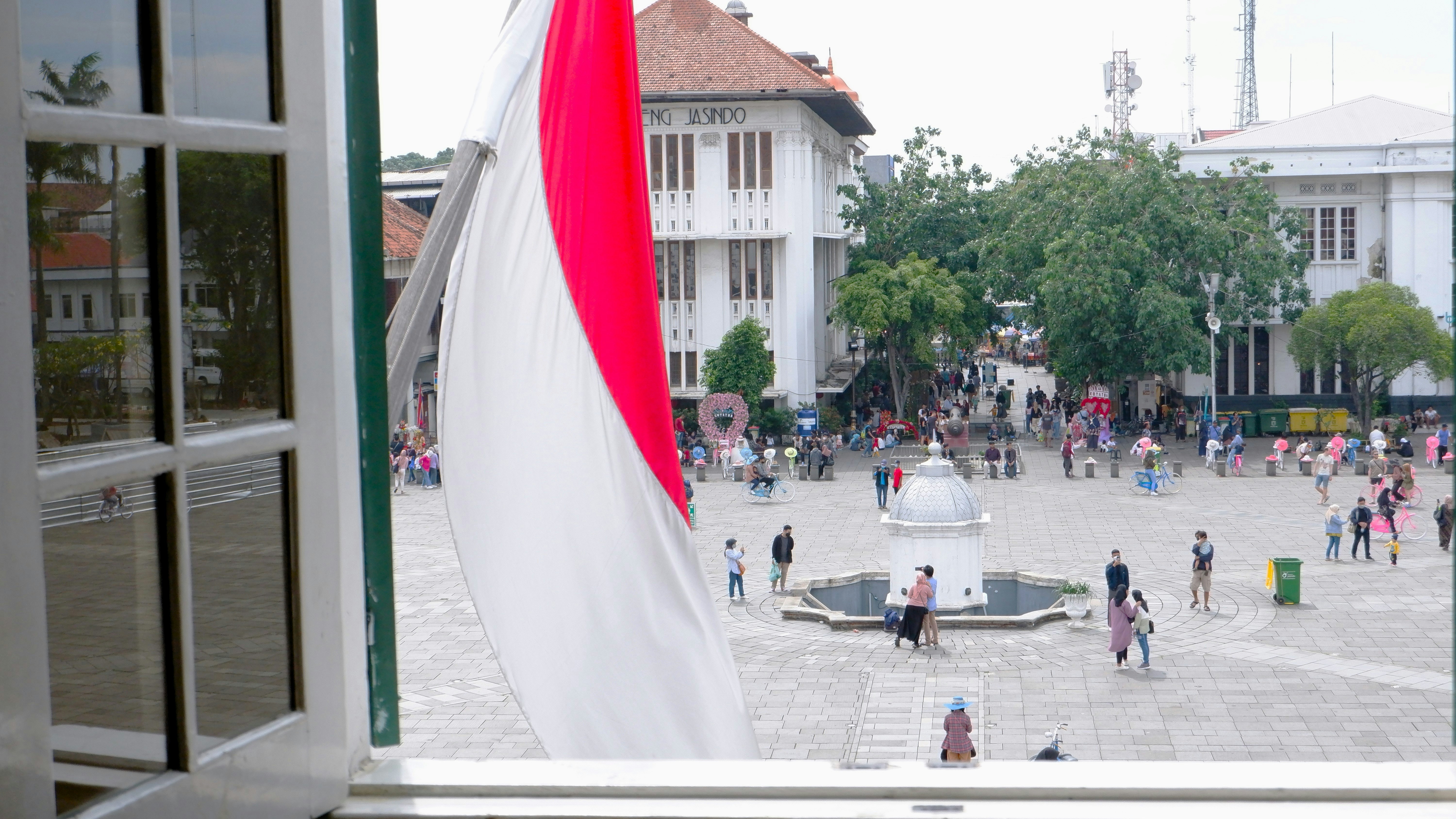Pemandangan persegi dari jendela