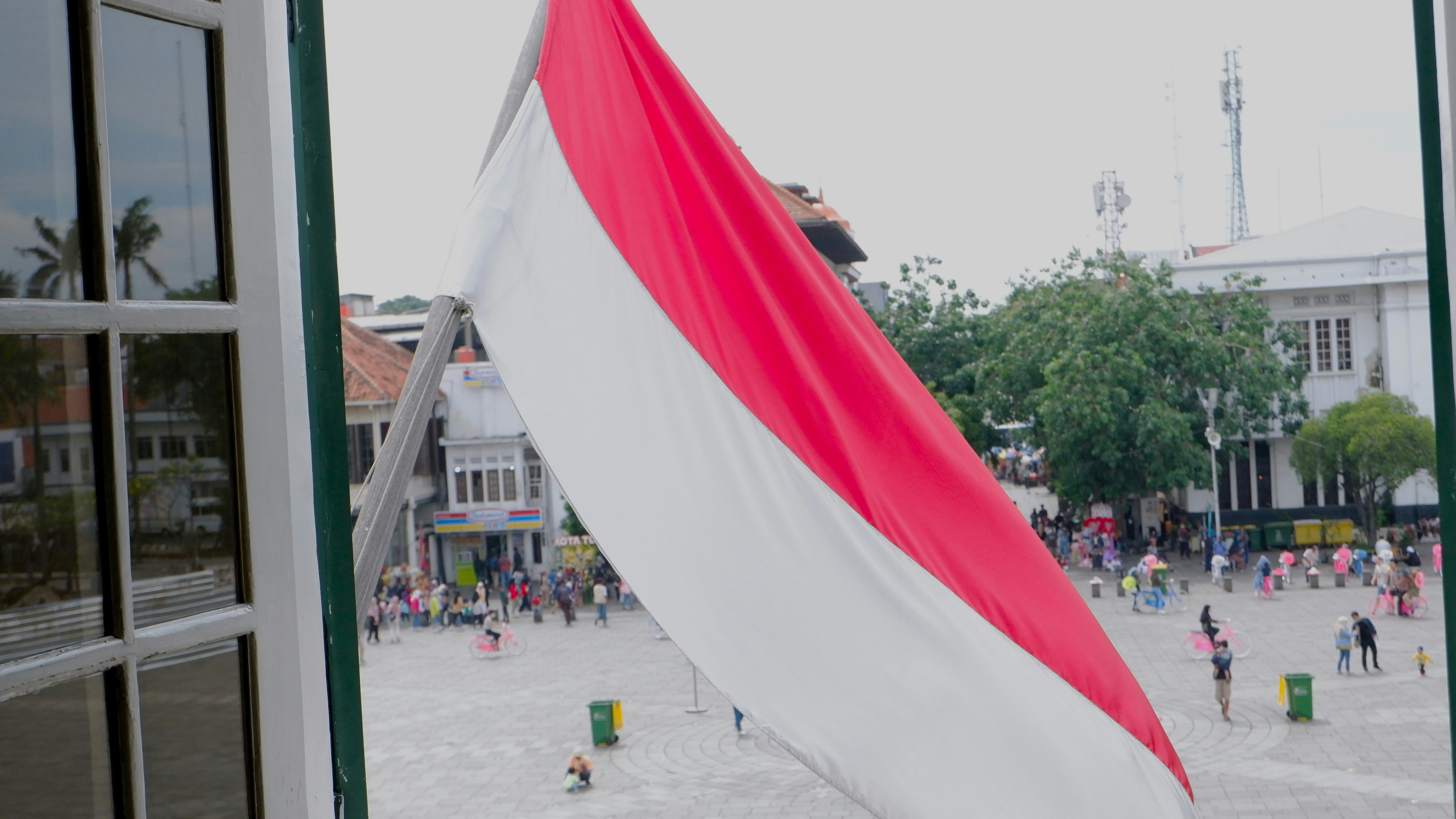 bendera yang tergantung di sisi bangunan