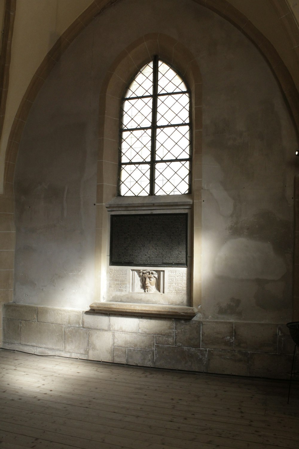 una ventana en un edificio de piedra con suelo de madera