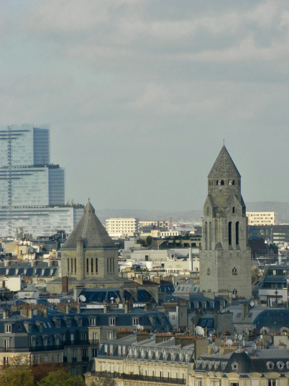 uma vista de uma cidade com edifícios altos e uma torre do relógio