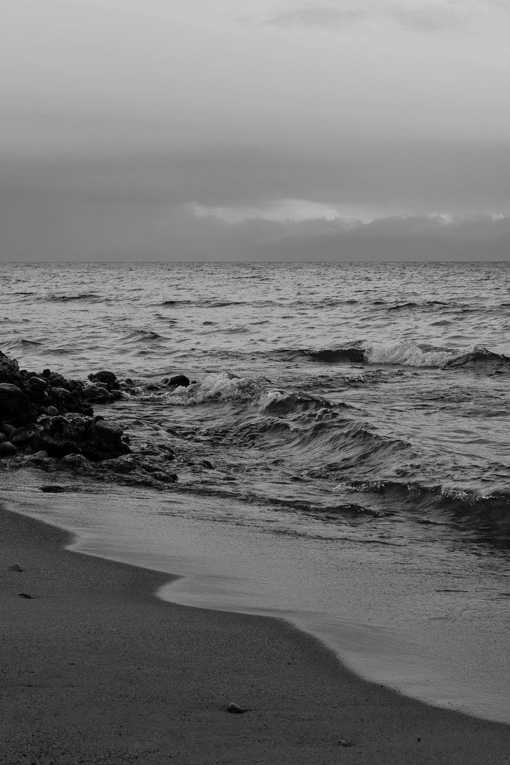 Ein Schwarz-Weiß-Foto des Ozeans