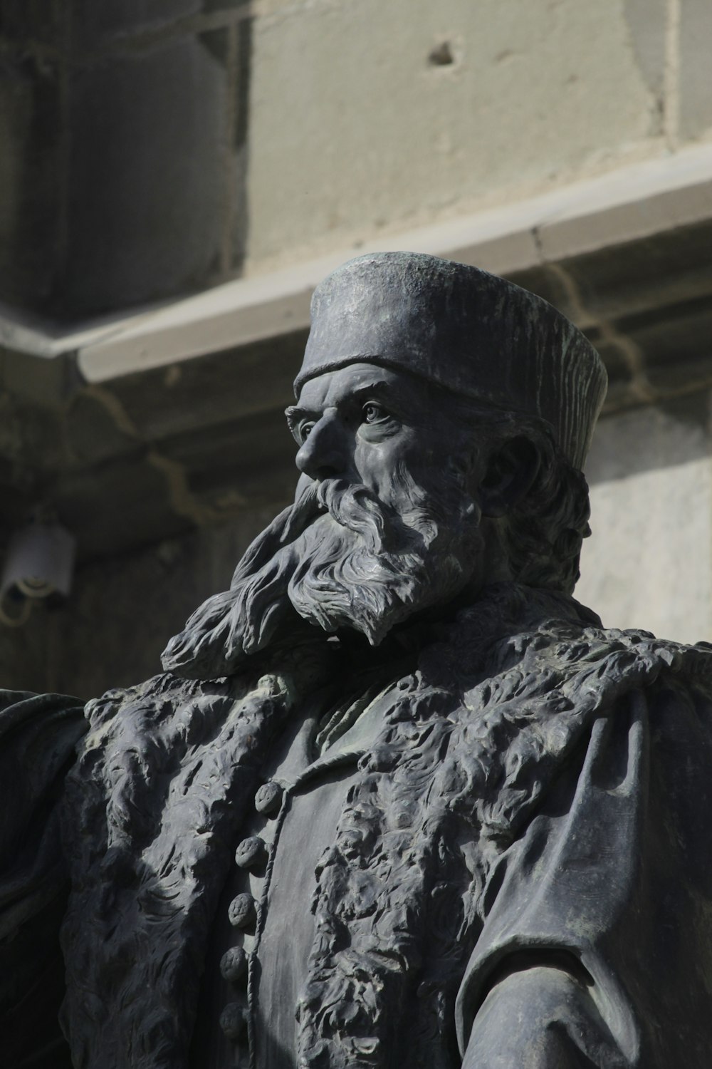 a statue of a man with a beard and a hat