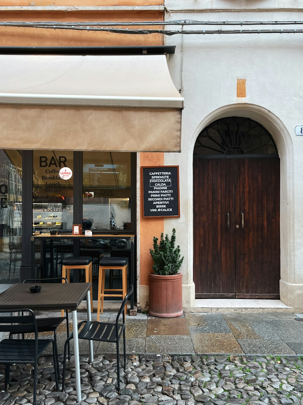 a table and chairs outside of a restaurant