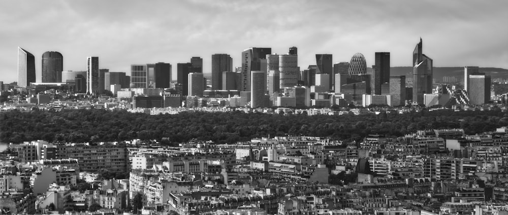 a black and white photo of a city skyline