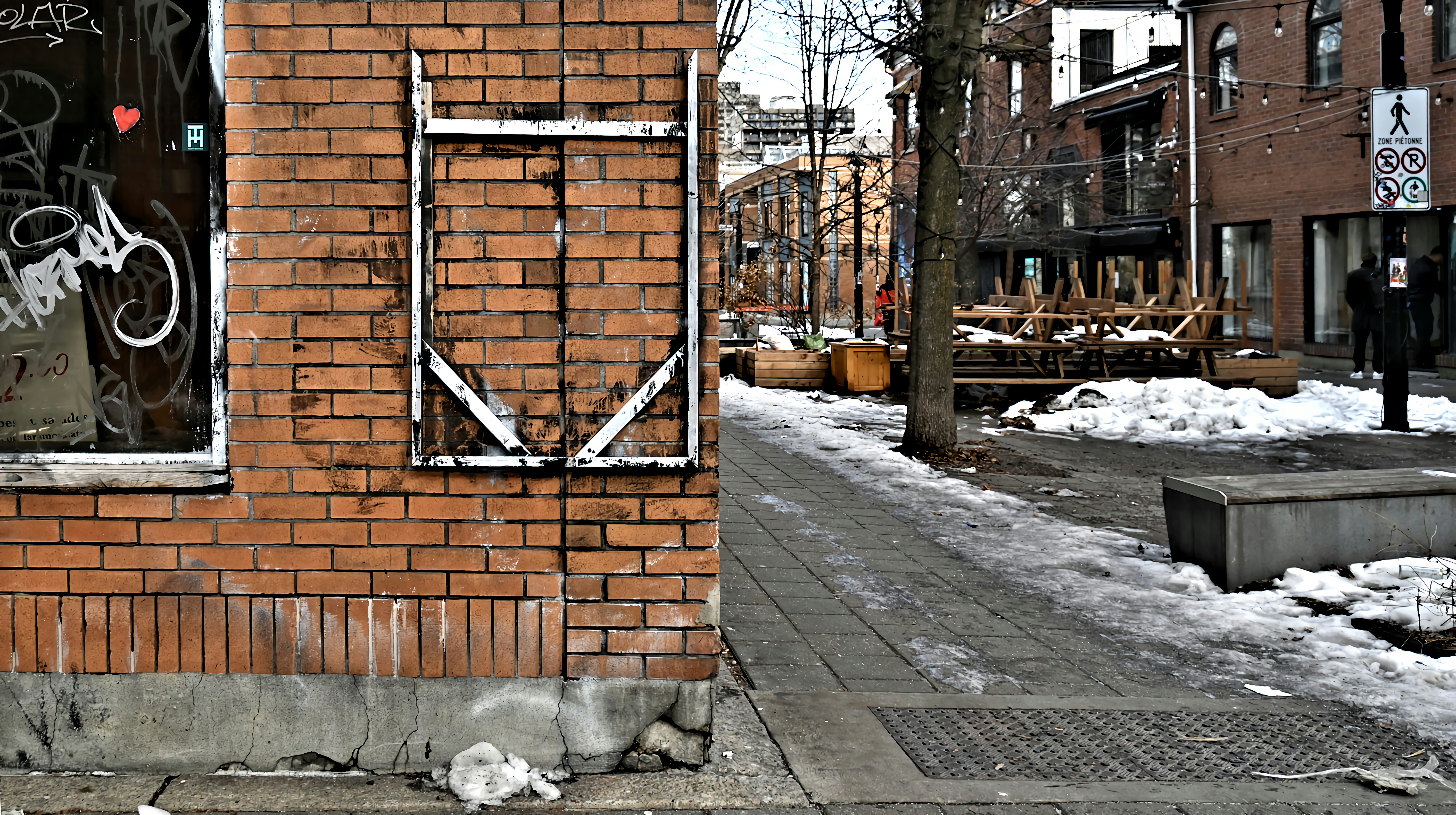 Un edificio de ladrillo rojo con grafitis