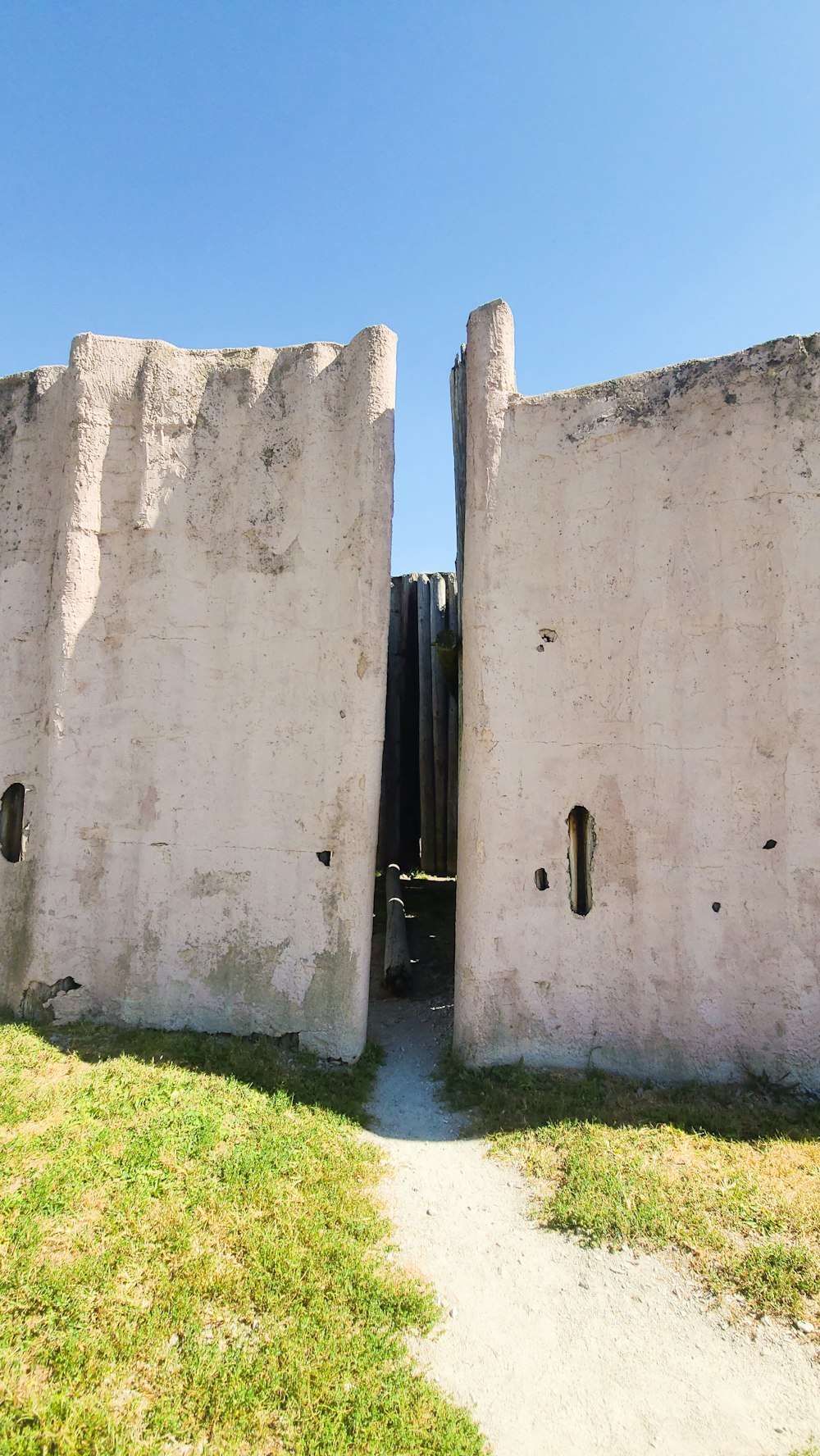 un muro di pietra con due buchi