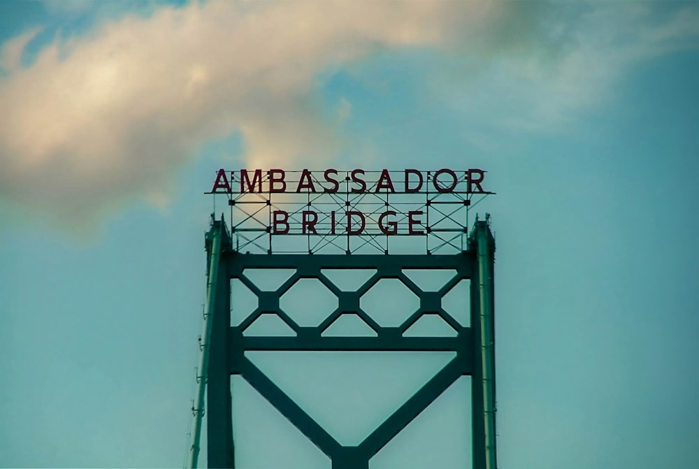 Un letrero en la parte superior de un puente que dice Ambassador Bridge