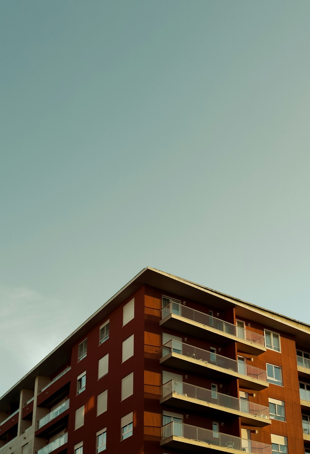 un edificio alto con balconi e balconi sui balconi