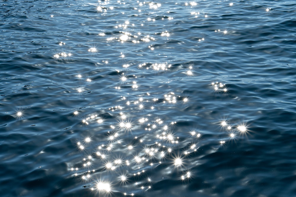 Die Sonne scheint hell auf das Wasser