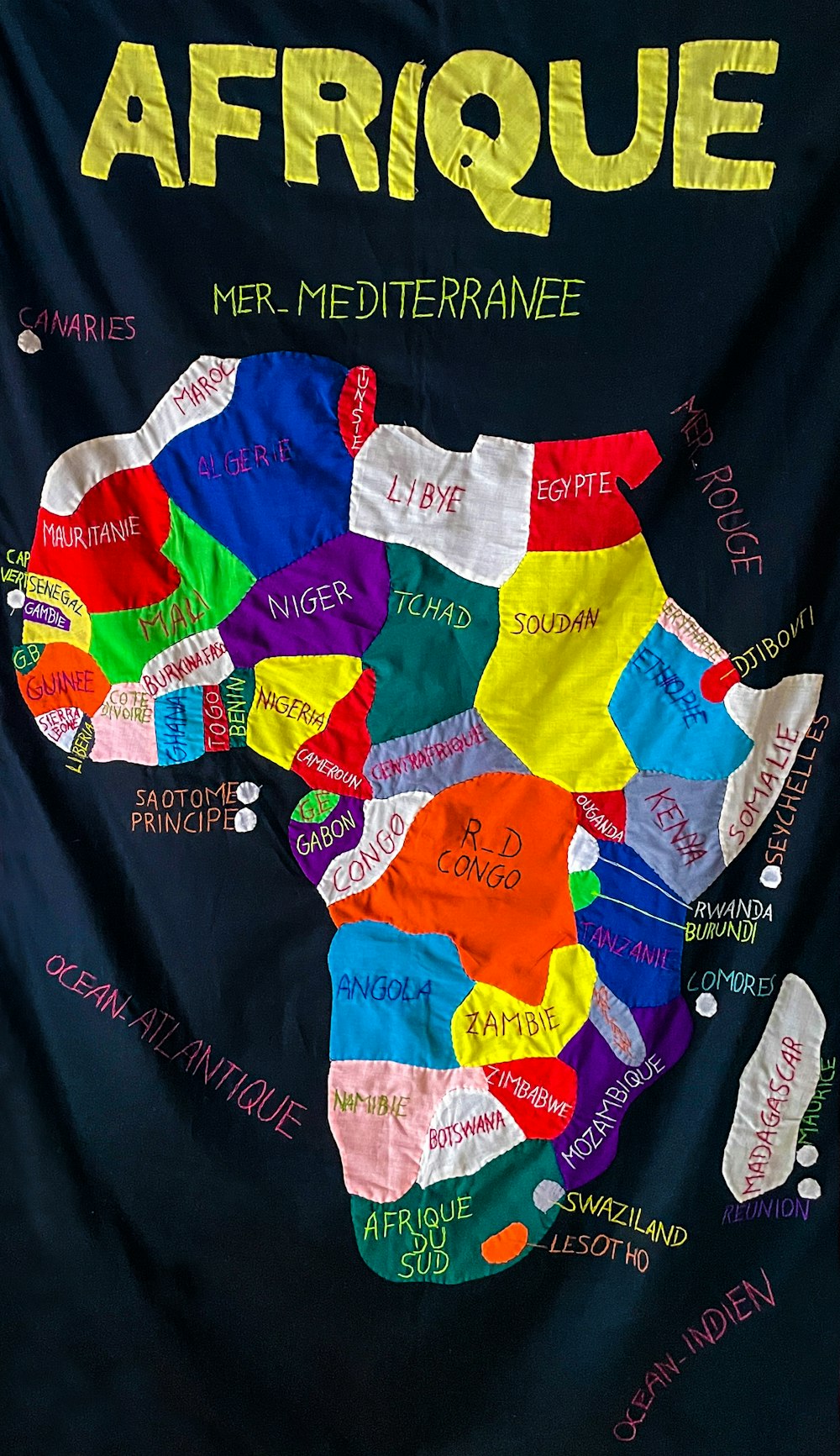 Une carte de l’Afrique avec des mots écrits dessus
