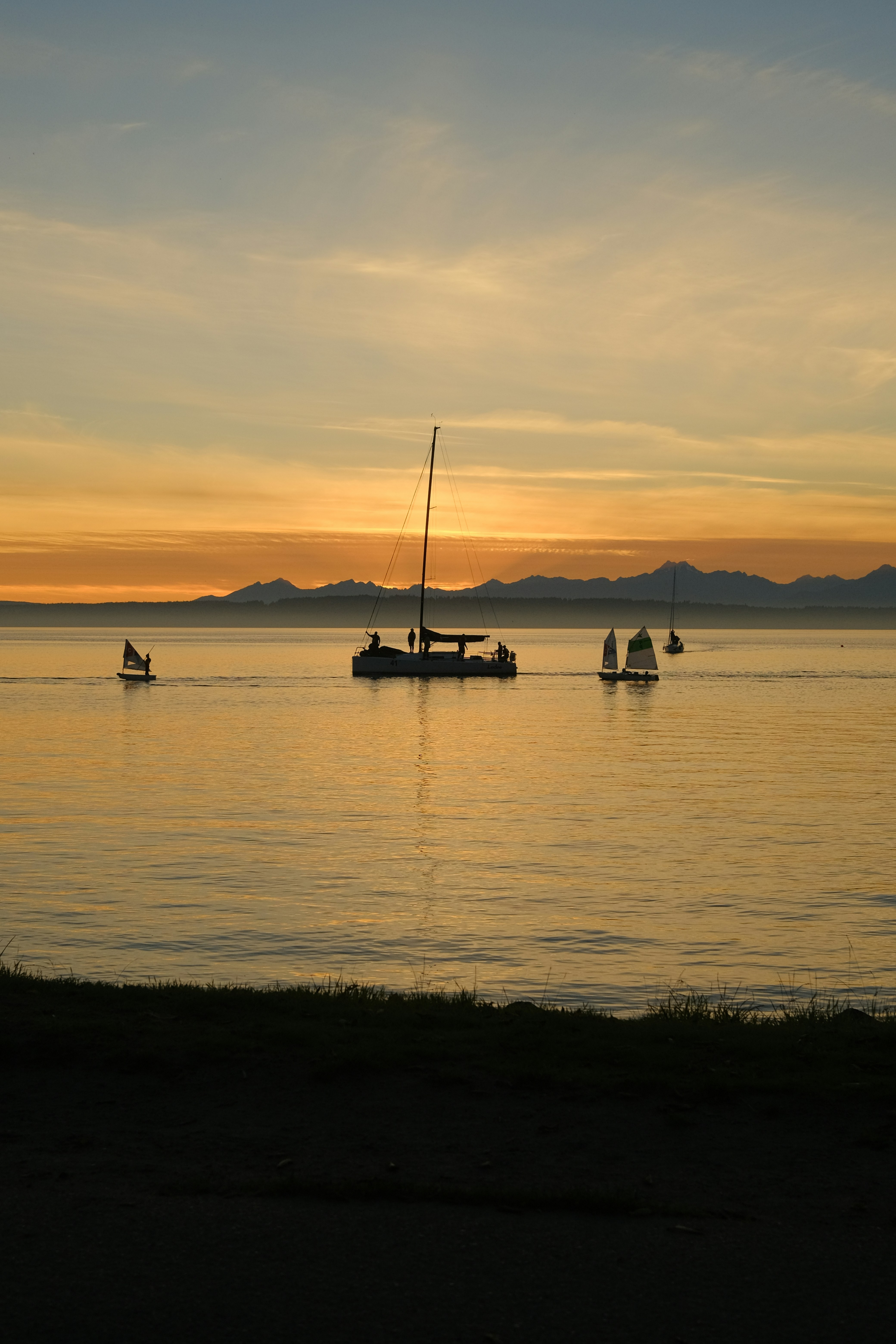 큰 수역 위에 떠 있는 보트 그룹